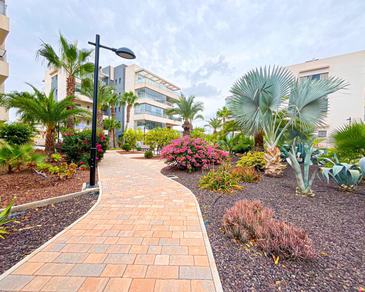 Resale - Apartments - Orihuela Costa - Villamartín